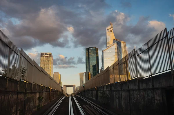 Paris, Fransa - Eylül 2022 - Avrupa 'nın en büyük finans bölgesi olan La Defense' daki cam gökdelenler, Tour First ve Süveyş Kulesi de dahil, metro istasyonuna vardığında Metro 1 'den görüldü.