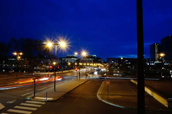 Παρίσι Γαλλία Απρίλιος 2022 Νυχτερινή Θέα Στο Σκοτάδι Προς Γέφυρα — Φωτογραφία Αρχείου