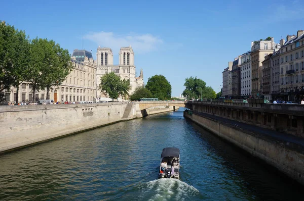 París Francia Junio 2020 Barco Río Sena Que Fluye Cit —  Fotos de Stock