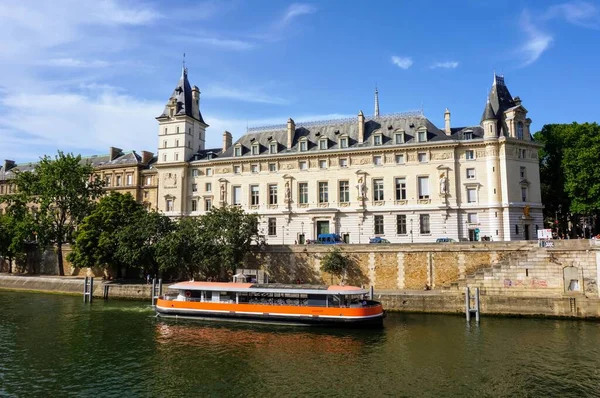 París Francia Junio 2019 Una Barcaza Cruceros Frente Corte Penal —  Fotos de Stock