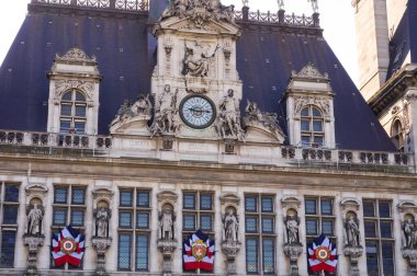 Paris, Fransa - Nisan 2020 - Belediye binasının 19. yüzyıl sarayının ön cephesi; pencereler Fransız bayrakları ve Paris amblemleriyle süslenmiştir.