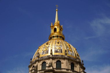 Fransa 'nın başkenti Paris' teki Invalides 'in kraliyet kilisesinin fener taretli kubbesi.