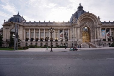 Paris, Fransa - Eylül 2022 - Winston Churchill Bulvarı 'ndaki Petit Sarayı' nın (