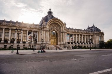 Paris, Fransa - Eylül 2022 - Winston Churchill Bulvarı 'ndaki Petit Sarayı' nın (