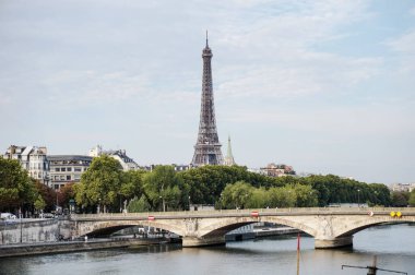 Alexandre III Köprüsü 'nden Seine nehrinin manzarasına bakın. Fransa' daki Pont des Invalides, Orsay nehri, Protestan Amerikan Kilisesi 'nin çan kulesi ve Paris' teki Eyfel Kulesi.