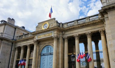 Paris, Fransa - Palais Bourbon 'un arkası, Fransız Ulusal Meclisi' nin merkezi, Fransız bayraklarıyla süslenmiş