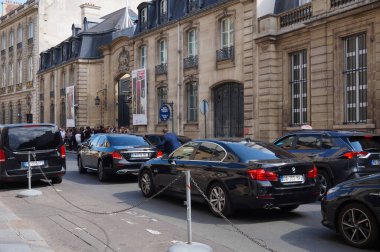 Paris, Fransa - Temmuz 2019 - Siyah lüks arabalar ve resmi arabalar (BMW, Mercedes), Faubourg Saint-Honore 'daki İngiltere Büyükelçiliği' nin başkenti Hotel de Charost 'taki sosyal etkinlik için konukları getiriyor.