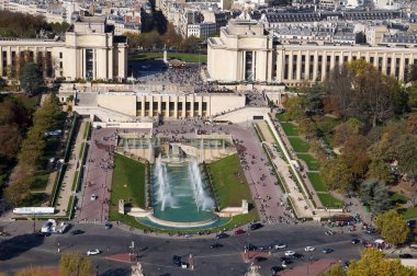 Paris, Fransa - Kasım 2022 Chaillot Sarayı ve Trocadero Bahçeleri üzerinde Eiffel Kulesi 'nden görülebilen gölet manzarası