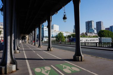 Paris, Fransa - Haziran 2019 - Çift katlı köprü Pont de Bir-Hakeim 'in ilk güvertesinde bisiklet yolu ve perspektif ve Front-de-Seine Bölgesi kuleleri manzarası