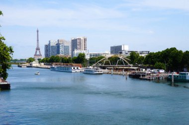 Paris, Fransa - Haziran 2019 - Javel Limanı nehri, rıhtımdaki mavna ve tekneler, Seine cephesinin gökdelenleri ve Pont du Garigliano 'dan görülen Eyfel Kulesi ile Seine nehri manzarası