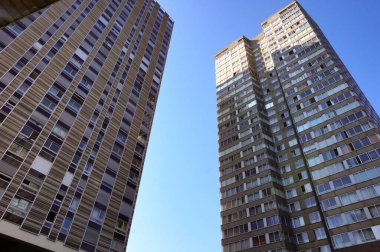 Paris, Fransa - Haziran 2019 - Beaugrenelle projesi kapsamında 70 'lerde inşa edilen ve birkaç katlı (Mars Kulesi ve Seine Kulesi) uzun apartmanlar