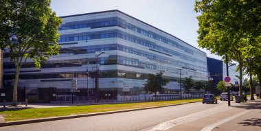 Pencerelerinde yansıma olan modern binalar.