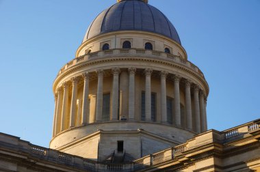 Neoklasik 18. yüzyıl Paris Panteonu 'nun 80 metrelik yüksek kubbesinin düşük açılı görüntüsü. Başlangıçta Fransa' da bir kilise, şimdi de Fransa Cumhuriyeti 'nin önde gelen tarihsel figürleri için bir anıt mezar.