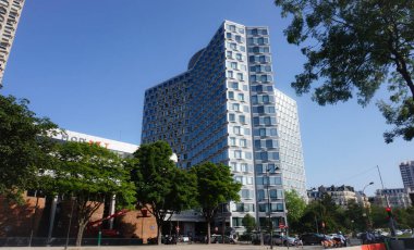 Paris, Fransa - Temmuz 2019 - Mirabeau Kulesi, özellikle bir jeolojik araştırma enstitüsü olan BRGM ve Fransız İstihdam Bakanlığı ofislerinin bulunduğu Quai Andre Citroen, Front-de-Seine Bölgesi