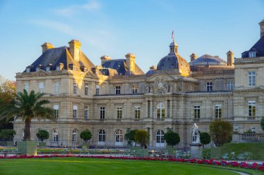 Paris, Fransa - Nisan 2021 - 17. yüzyıl Lüksemburg Sarayı 'nın (Palais du Lüksemburg) bahçesi ve cephesi, Fransız Senatosu' nun merkezi, aynı isimli parkta, Latin Mahallesi 'nde yer almaktadır.