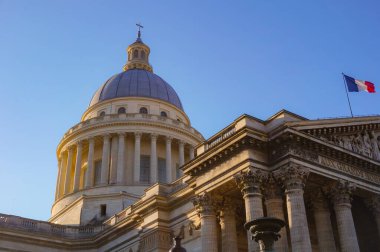 Neoklasik 18. yüzyıl Paris Panteonu 'nun 80 metrelik yüksek kubbesinin düşük açılı görüntüsü. Başlangıçta Fransa' da bir kilise, şimdi de Fransa Cumhuriyeti 'nin önde gelen tarihsel figürleri için bir anıt mezar.