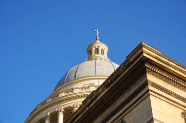 Neoklasik 18. yüzyıl Paris Panteonu 'nun 80 metrelik yüksek kubbesinin düşük açılı görüntüsü. Başlangıçta Fransa' da bir kilise, şimdi de Fransa Cumhuriyeti 'nin önde gelen tarihsel figürleri için bir anıt mezar.