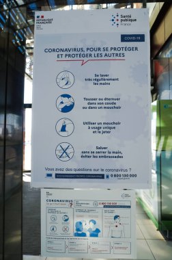 Albi, Fransa - Nisan 2020 - Fransız Sağlık Bakanlığı 'nın resmi güvenlik yönergeleri, bir ilan panosunda sergilenmekte, sosyal mesafeyi ve el yıkama gibi bariyer hareketleri yönetmektedir