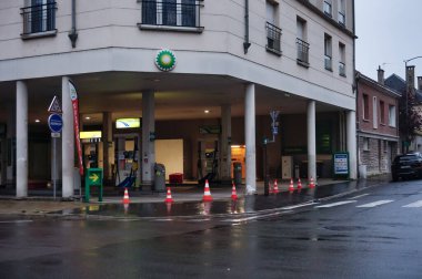 Reims, Fransa - 14 Ekim 2022 - Enflasyon ve savaş bağlamında yaşanan grev nedeniyle, Crs Caddesi 'ndeki kapalı bir benzin istasyonu,