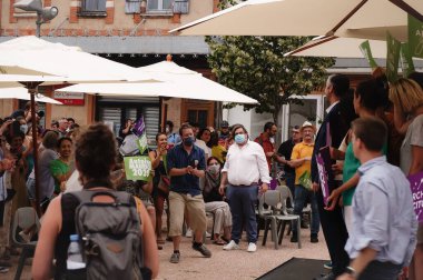 Toulouse, Fransa - 25 Haziran 2020 - Antoine Maurice, Archipel Citoyen 'in Toulouse belediye başkanlığı ekolojist adayı ve arkadaşları açık hava seçimleri destekçilerini karşıladı