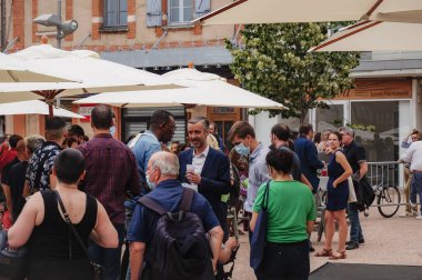 Toulouse, Fransa - 25 Haziran 2020 - Antoine Maurice, Archipel Citoyen 'in Toulouse belediye başkanlığı ekolojist adayı ve çalışanları açık hava seçimleri sonrasında seçmenlerle sohbet etti