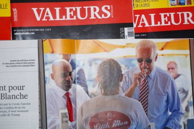 Occitanie, Fransa - Ekim 2020 - Joe Biden 'ın Fransız muhafazakar bir dergideki portresi, bir dondurma külahının tadını çıkarıyor ve kampanyası sırasında güneş gözlüğü takıyor.