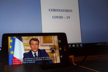 Paris, Fransa - 17 Mart 2020 - Emmanuel Macron 'un Fransız halkına hitaben yaptığı konuşma televizyonda yayınlandı; Fransa Cumhurbaşkanı COVID-19' u içeren yeni hapsetme tedbirleri açıkladı.