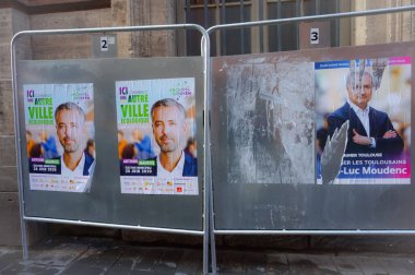 Toulouse, Fransa - Haziran 2020 - Ekolojist Antoine Maurice (Archipel Citoyen Partisi) ve merkez sağ belediye başkanı Jean-Luc Moudenc 'in (Aimer Toulouse Party) yer aldığı seçim posterleri)