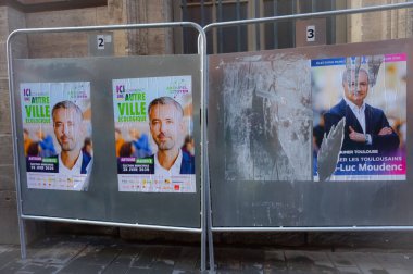 Toulouse, Fransa - Haziran 2020 - Ekolojist Antoine Maurice (Archipel Citoyen Partisi) ve merkez sağ belediye başkanı Jean-Luc Moudenc 'in (Aimer Toulouse Party) yer aldığı seçim posterleri)