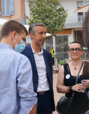 Toulouse, Fransa - 25 Haziran 2020 - Antoine Maurice, Archipel Citoyen 'in Toulouse belediye başkanlığı ekolojist adayı, açık hava seçimleri sonrasında destekçileriyle kampanya yürütüyor.