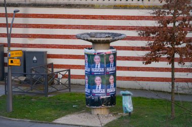 Albi, Fransa - Ocak 2022 - Fransız Yahudi yazar ve gazeteci Eric Zemmour 'un sloganı ve portresi olan seçim posterleri, sağcı, muhafazakar Reconqute adayı cumhurbaşkanlığına aday