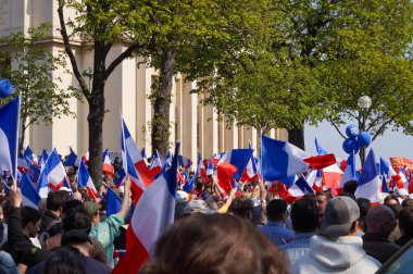 Paris, Fransa - 27 Mart 2022 - Büyük bir çoğunluk başkan adayı Eric Zemmour 'un destekçileri, Fransız bayraklarını sallayarak, Chaillot Sarayı' nın arkasındaki Trocadero Kordon 'daki dev mitinginde