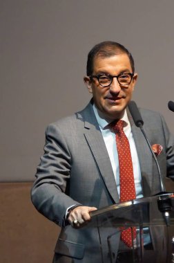 Reims, Fransa - Mart 2022 - Jean Messiha, yüksek devlet memuru, ekonomist ve Reconqute muhafazakar başkan adayı Eric Zemmour 'un sözcüsü, Kongre Merkezi' nde bir konuşma yaptı.