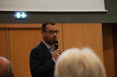 Toulouse, Fransa - Mart 2023 - Arthur Cottrel, Air France havayolu pilotu, muhafazakâr siyasi partinin yerel lideri Reconquete! Haute-Garonne 'da, Toulouse' un düşük emisyon bölgesi üzerine bir tartışma yürütüyor.