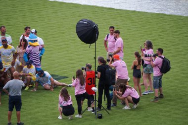 Toulouse, Fransa - 2 Temmuz 2023 - Basın mensupları ve medya fotoğrafçıları, 5. Eden Park Waterugby 'de, Daurade Limanı' ndaki Garonne Nehri 'ndeki yüzer alan setinde ekiplerin fotoğraflarını çekiyorlar.