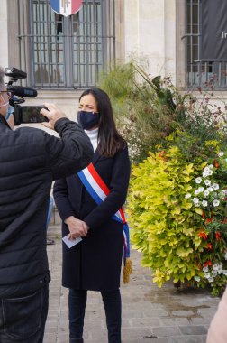 Troyes, Fransa - 18 Ekim 2020 - Üç renkli kuşak takan Ulusal Meclis Üyesi Valerie Bazin-Malgras, Samuel Paty 'nin bir cihatçı tarafından kafasının kesilmesi hakkında bir gazeteci tarafından sorgulandı.