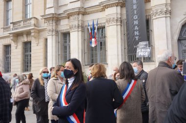 Troyes, Fransa - 18 Ekim 2020 - Valeri Bazin-Malgras da dahil olmak üzere seçilmiş temsilciler belediye binasının önünde Samuel Paty anısına toplandılar.
