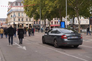 Troyes, Fransa - 18 Ekim 2020 - İşaretlenmemiş mavi ışıklı bir Skoda polis aracı, bir cihatçı tarafından başı kesilen Samuel Paty 'ye hürmetle Cumhuriyet Caddesi' nde beyaz yürüyüşe eşlik ediyor.