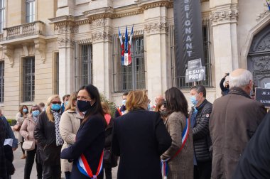 Troyes, Fransa - 18 Ekim 2020 - Vali yardımcısı Valerie Bazin-Malgras da dahil olmak üzere yetkililer ve seçilmiş temsilciler, bir cihatçı tarafından öldürülen Samuel Paty anısına belediye binasının önünde toplandılar.