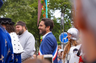 Reims, Fransa - 28 Mayıs 2022 - Reims Arnaud Robinet Belediye Başkanı, kask takan Joan of Arc ve Kral VII. Charles 'ın hizmetkarları ile birlikte 