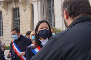 Troyes, Fransa - 18 Ekim 2020 - Temsilci Valerie Bazin-Malgras ve yetkililer, Çeçen bir İslamcı tarafından kafası kesilen öğretmen Samuel Paty anısına belediye binasının önünde toplandılar.