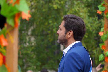 Reims, Fransa - 28 Mayıs 2022 - Reims belediye başkanı Arnaud Robinet 'in Jean d' Arc 'ı ve Kral VII. Charles' ın 1429 yılında taç giyme törenini kutlayan 2022 Fetes Johanniques 'teki portresi