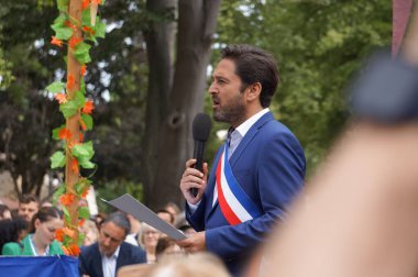 Reims, Fransa - 28 Mayıs 2022 - Reims Belediye Başkanı Arnaud Robinet 'in açılış konuşması, Joan of Arc' ın öyküsünü ve Kral VII. Charles 'ın 1429 yılında taç giyme törenini kutlayan 