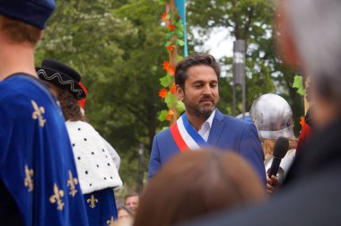 Reims, Fransa - 28 Mayıs 2022 - Jean d 'Arc ve Charles VII' yi kutlayan 2022 Fetes Johanniques 'de ortaçağ, tarihi karakterleri oynayan Reims Belediye Başkanı Arnaud Robinet