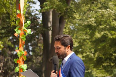 Reims, Fransa - 28 Mayıs 2022 - Reims Belediye Başkanı Arnaud Robinet 'in açılış konuşması, Joan of Arc' ın öyküsünü ve Kral VII. Charles 'ın 1429 yılında taç giyme törenini kutlayan 