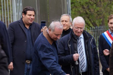 Toulouse, Fransa - Nisan 2023 - Belediye Başkanı Jean-Luc Moudenc, CRIF Başkan Yardımcısı Roger Attali ile Temsilci Franois Piquemal ve Yahudi cemaati üyeleri Shoah Memorial 'da yeni bir plaketi açıyorlar.