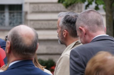 Toulouse, Fransa - Nisan 2023 - Muhalefet lideri şehir meclisi üyesi Antoine Maurice 'in, Mistral Alley' deki Yahudi Soykırımı Anıtı 'nda Yom Hashoah anısına düzenlenen anma törenine katılışı