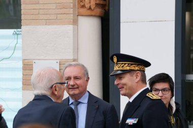 Toulouse, Fransa - Nisan 2023 - Belediye Başkanı Jean-Luc Moudenc ve subay yardımcısı Serge Jacob, resmi bir tören sonrasında yaşlı bir seçmenle sokakta sohbet ediyorlar.