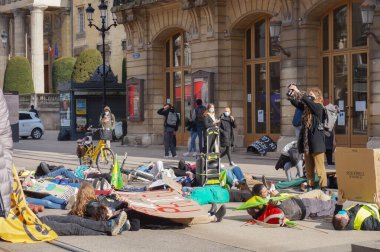 Reims, Fransa - Mart 2021 - Bayraklı ve tabelalı genç eylemciler, öğrencilerin iklim değişikliği ve küresel ısınmaya karşı gösterileri sırasında Vesle sokağındaki tramvay yollarını kapatın