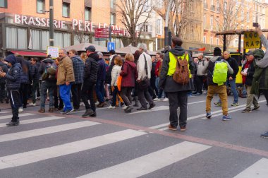 Toulouse, Fransa - 2020 - Emeklilik reformu ve sosyal politikasına karşı yürüyen, çoğunlukla yaşlılar ve emekliler olmak üzere protestocular Esquirol Meydanı 'nda sokaklara döküldü